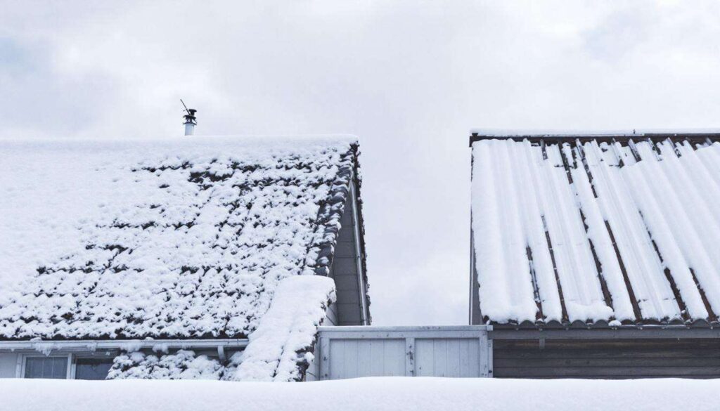 Neige sur le toit : pourquoi elle tient sur certaines maisons et pas d'autres est un signal d'alerte